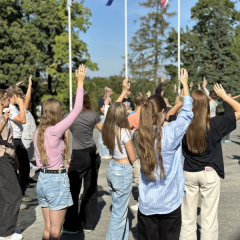 Jauniešu saliedēšanās aktivitāte skolas pagalmā.