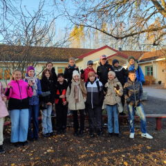 Kopbilde pie skolas: Latvijas skolēni ar dažiem Ramstas skolas skolēniem pēdējā dienā. 