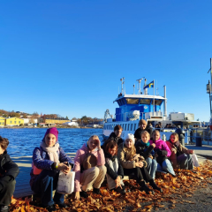 Kopbilde Stokholmā ar kuģīti fonā, ar kuru pārvietojāmies no salas uz salu. 