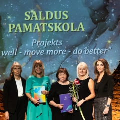 Saldus pamatskolas komanda kopā ar aģentūras pārstāvēm balvas pasniegšanas ceremonijā Rīgā.