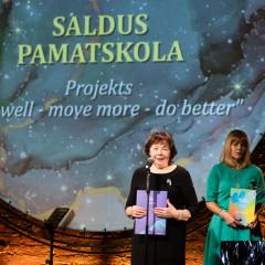 Saldus pamatskolas komanda balvas pasniegšanas ceremonijā Rīgā.