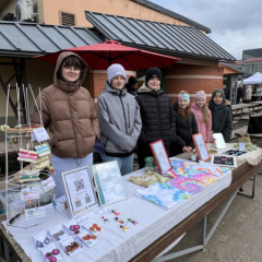 Skolēni - mācību uzņēmuma dalībnieki tirgū.