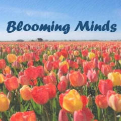 Projekta attēls - ziedošs tulpju lauks un teksts "Blooming Minds"