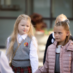 Zinību dienas svinīgajā pasākumā skolas pagalmā.