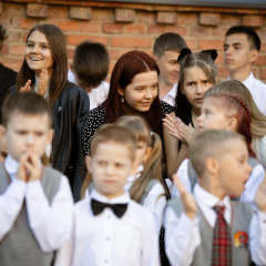 Zinību dienas svinīgajā pasākumā skolas pagalmā.