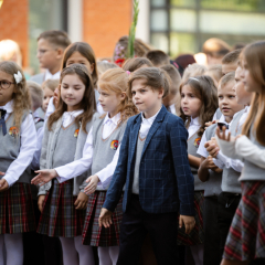 Zinību dienas svinīgajā pasākumā skolas pagalmā.