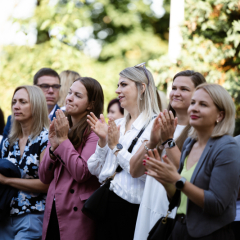 Zinību dienas svinīgajā pasākumā skolas pagalmā.