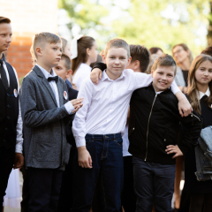 Zinību dienas svinīgajā pasākumā skolas pagalmā.