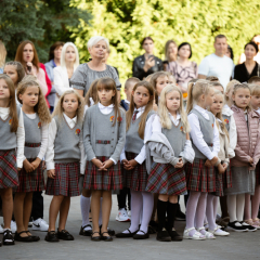 Zinību dienas svinīgajā pasākumā skolas pagalmā.