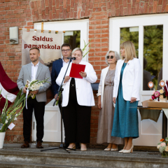 Zinību dienas svinīgajā pasākumā skolas pagalmā.