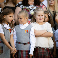 Zinību dienas svinīgajā pasākumā skolas pagalmā.