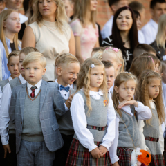 Zinību dienas svinīgajā pasākumā skolas pagalmā.