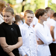 Zinību dienas svinīgajā pasākumā skolas pagalmā.