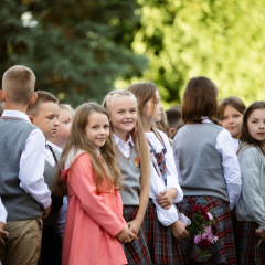 Zinību dienas svinīgajā pasākumā skolas pagalmā.