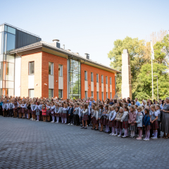 Zinību dienas svinīgajā pasākumā skolas pagalmā.