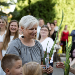 Zinību dienas svinīgajā pasākumā skolas pagalmā.